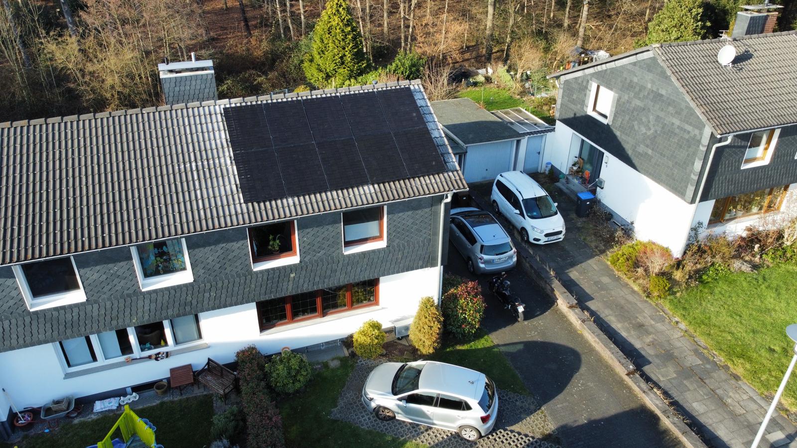 Standort: Bergisch Gladbach Modulleistung: 4,6 kWp Batteriespeicher: 7,00 kW Module: AIKO-A460-MAH54Db Neostar 2S+ 460 W Wechselrichter: UCAN Power UHC-10KT-3 10kW Batterie: UCAN Power UHB1024 7kW